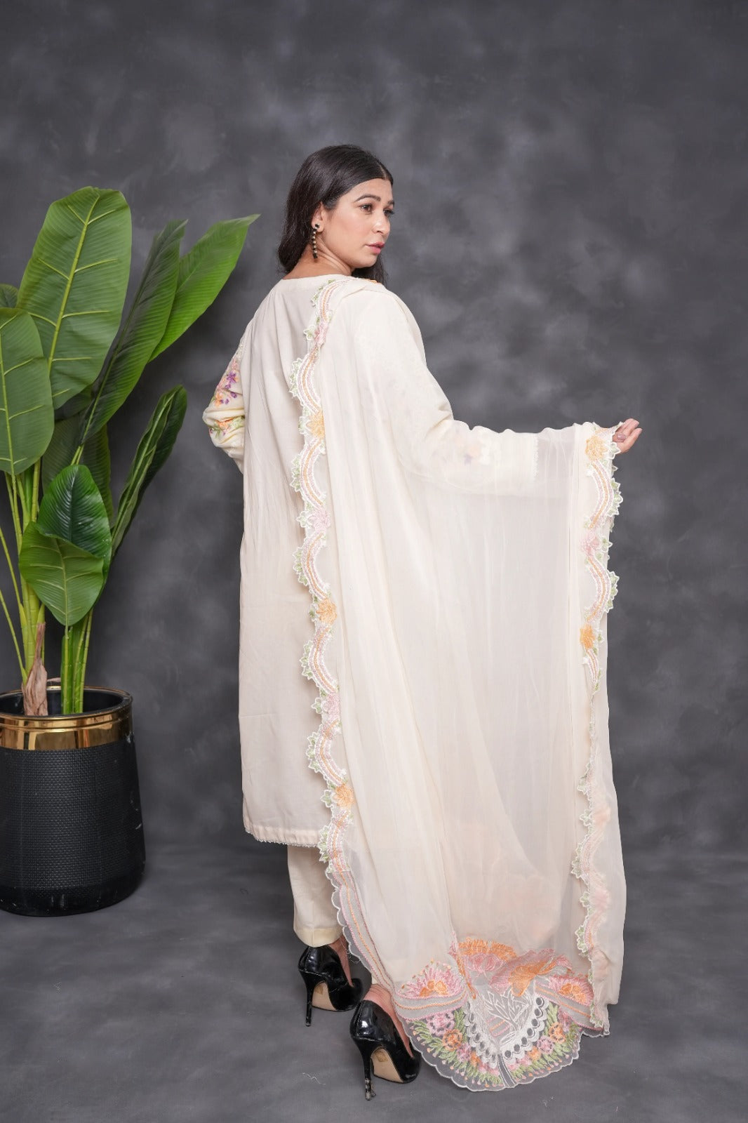 Zohra – Ivory Floral Charm