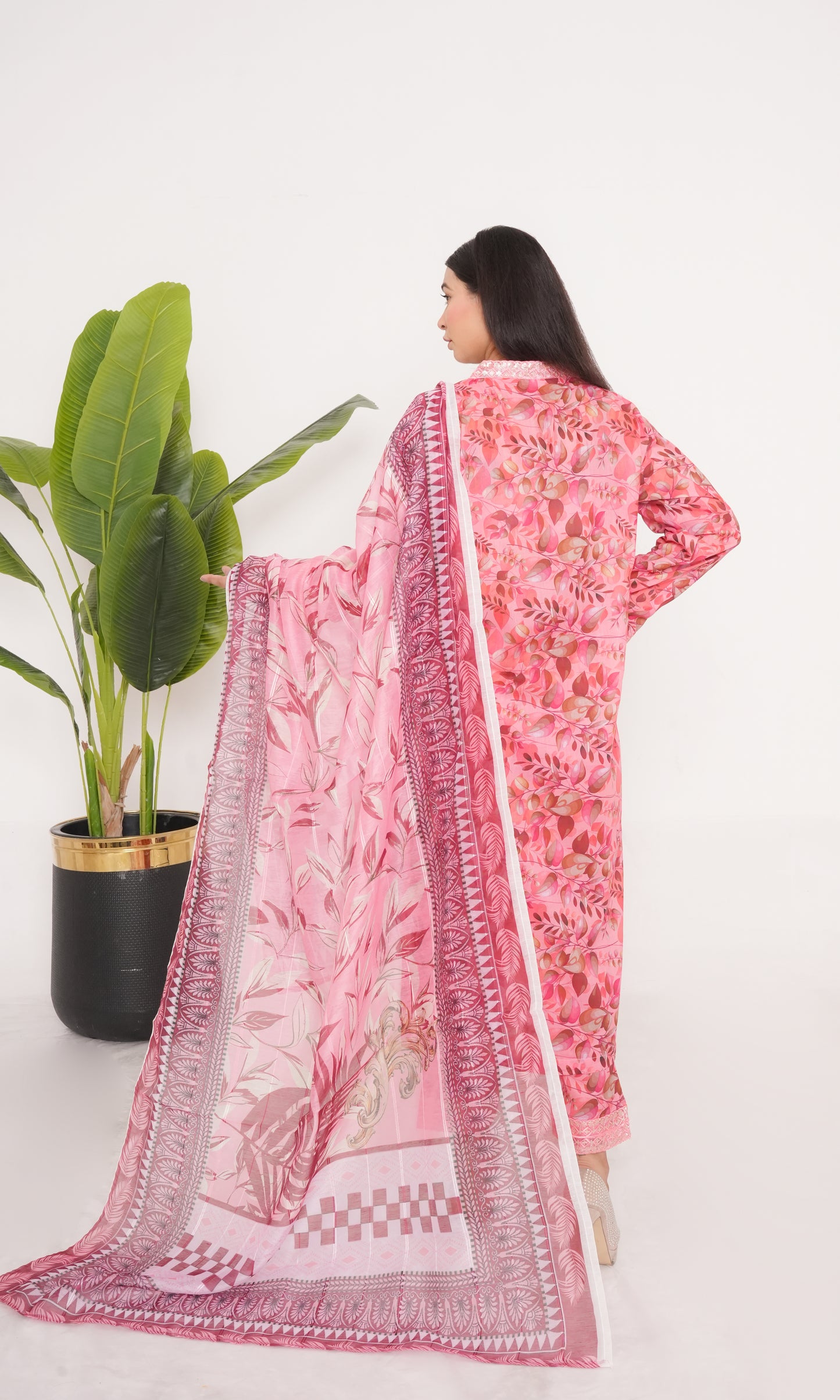 Rosy Whisper – Delicate Hues
